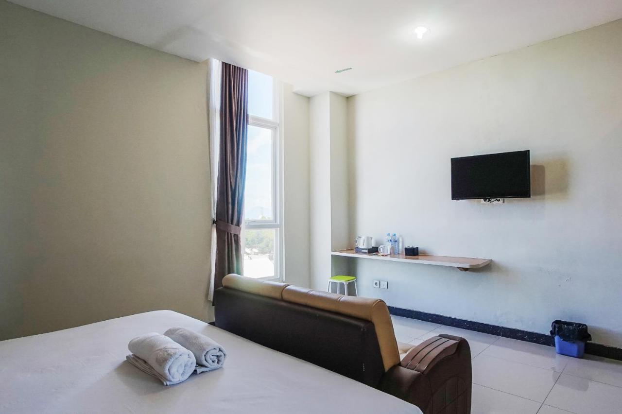 Hotel Royal Manado Exterior photo